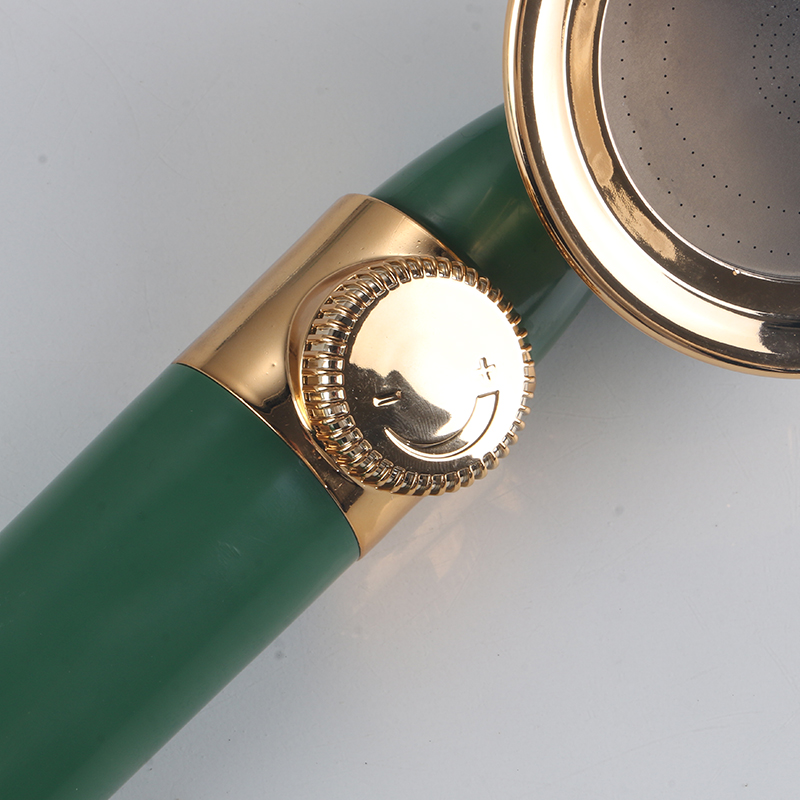 ダークグリーンのシャワーが流れる