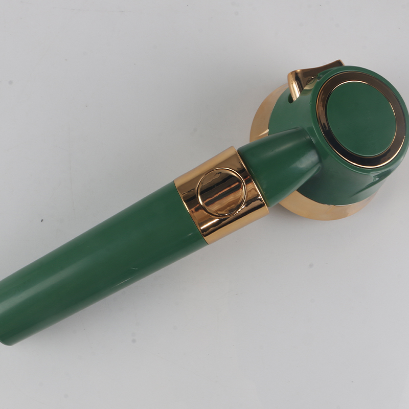 ダークグリーンのシャワーが流れる